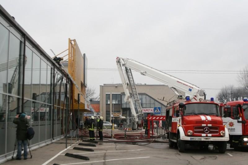 Vilniuje užsiliepsnojo prekybos centro stogas (atnaujinta)