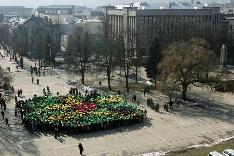 Vienybės aikštėje pražydo trispalvis žiedas