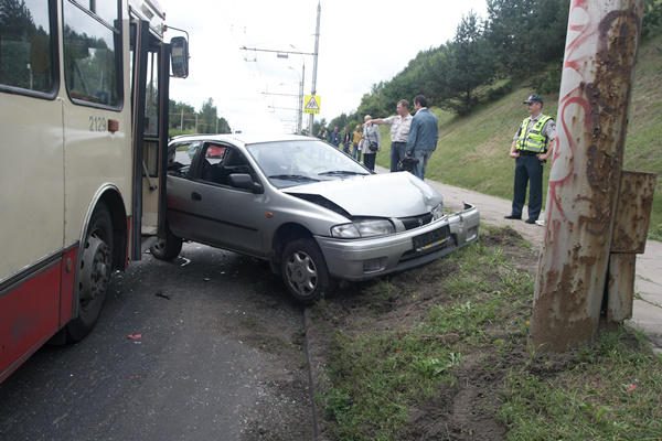 Sostinėje į kalną skriejantis troleibusas taranavo du automobilius