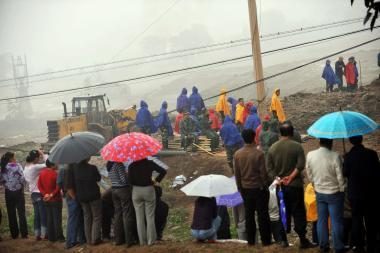 Meksikoje žemės nuošliauža palaidojo šimtus namų