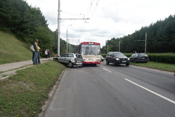 Sostinėje į kalną skriejantis troleibusas taranavo du automobilius