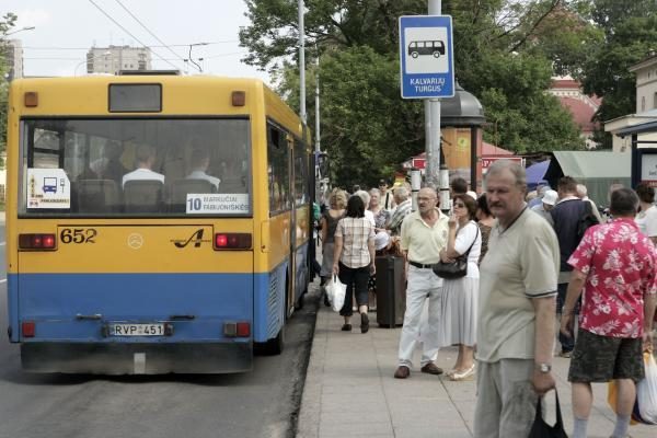 Nauja keleivių laipinimo tvarka Vilniuje prigyja sunkiai 