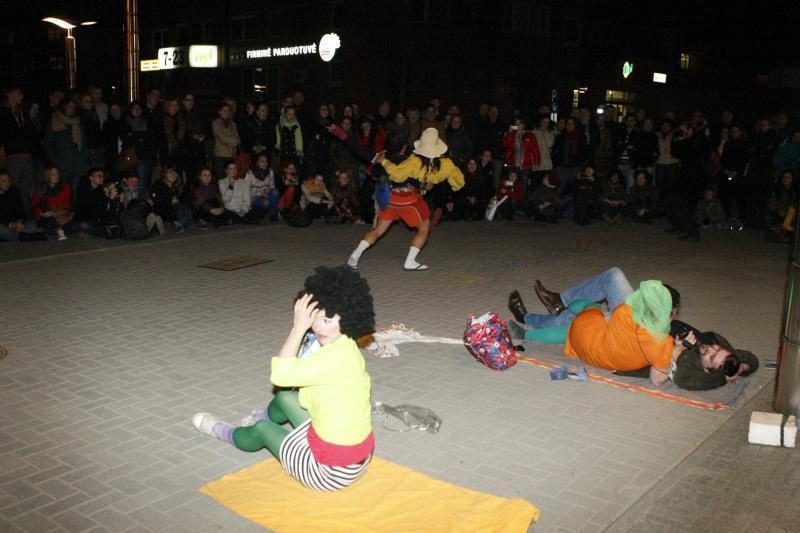 Europos šalių gatvės teatro menininkai kvietė klaipėdiečius šėlti