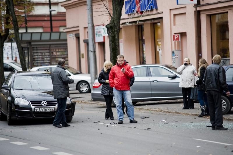 Kęstučio gatvėje per avariją sumaitoti keturi automobiliai