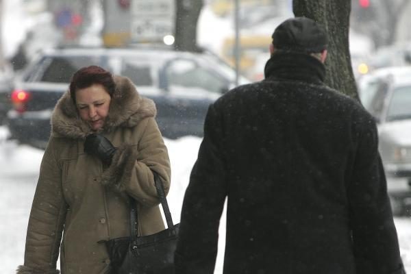 Kaune snigo visą dieną. Kelininkai dirba neatsikvėpdami (papildyta)  