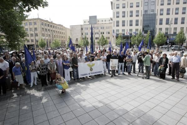 Mitinge Vilniuje valdžia kritikuota kaukšint plaktuku