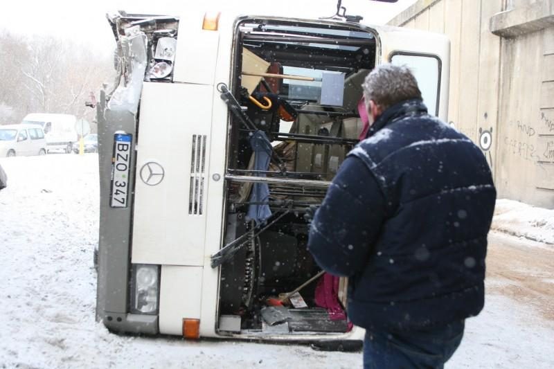 Vilniuje apvirto autobusas, 2 keleiviai išvežti į ligoninę (papildyta)