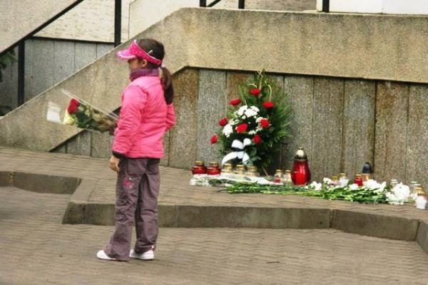 Prie Lenkijos ambasados Vilniuje gula gėlės, degamos žvakutės