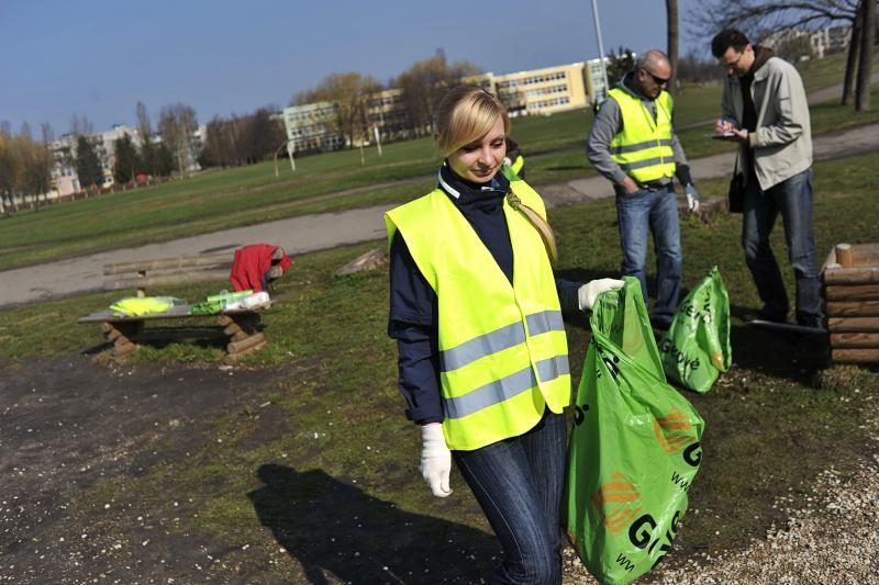 Kaune šiukšlės kuoptos ir iš parkų, ir iš karjero dugno