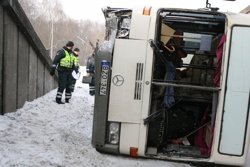 Vilniuje apvirto autobusas, 2 keleiviai išvežti į ligoninę (papildyta)