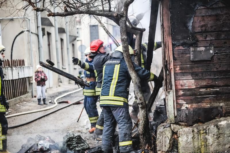 Parodos gatvėje kilusį gaisrą gesino trys autocisternos