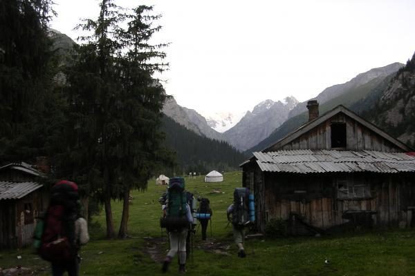 Alpinistai ruošiasi kopti į Žalgirio viršukalnę