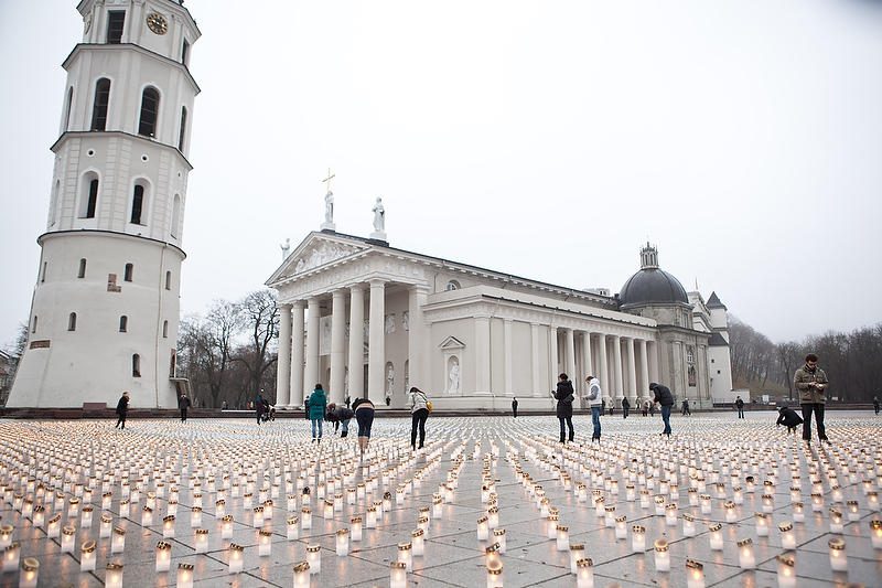Žuvusiesiems keliuose sužibo per 15 tūkst. žvakučių