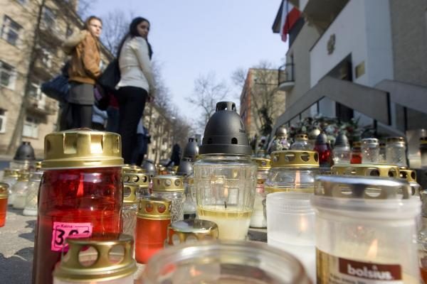 Vilniaus moksleiviai prie Lenkijos ambasados pagerbia žuvusiuosius (dar papildyta)