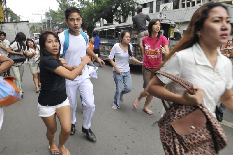 Filipinuose per 6,8 balo žemės drebėjimą žuvo 13 žmonių
