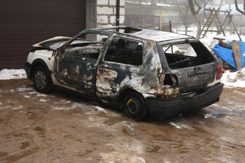 Gyventojus šiurpina mįslingi automobilių padegimai