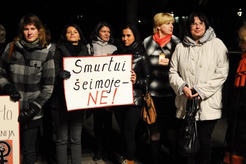 Prieš smurtą šeimoje – tylus moterų protestas