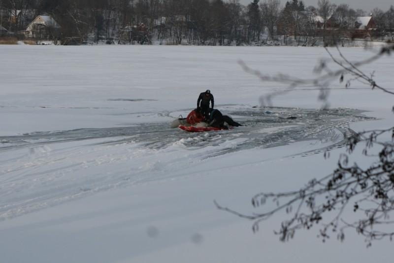 Drama ant ledo: gelbėdami įlūžusius žvejus skendo ir ugniagesiai