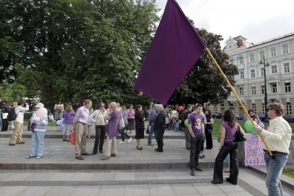 Tarptautinė vaikų gynimo diena – su violetiniu atspalviu