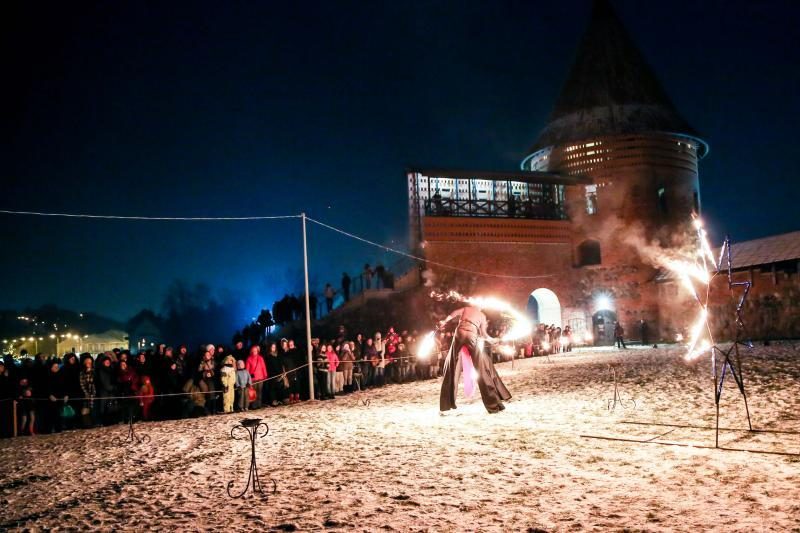 Prie Kauno pilies sužėrėjo Kalėdų eglė ir padvelkė viduramžiais