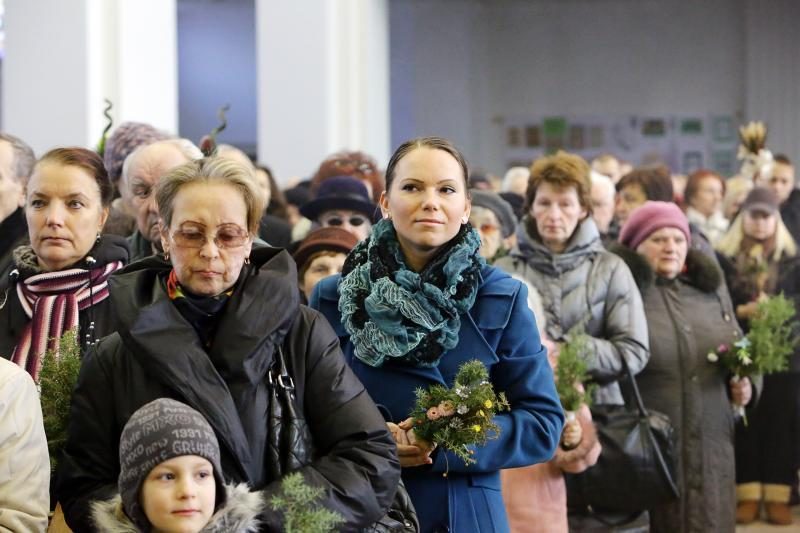 Jaunimo mišiose mažieji klaipėdiečiai raginti netramdyti gerų emocijų