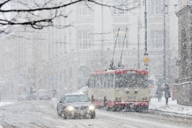 Eismą didžiojoje šalies dalyje apsunkina sniegas