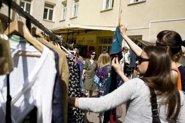 Blusturgio šurmulys Mokytojų namų kiemelyje