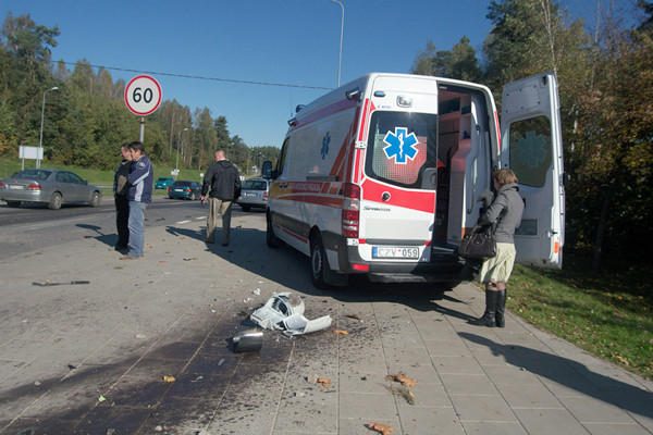 Prispaustą vairuotoją gelbėjo pro šalį važiuojantys kariškiai