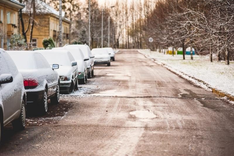 Sniegas         kelininkų     į    Kauno      gatves neišvijo