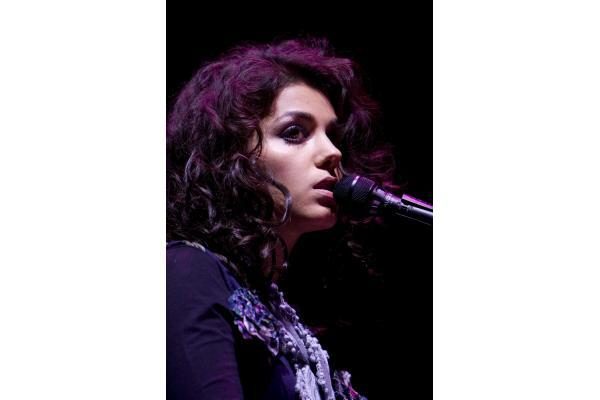 Dainininkei Katie Melua plojo atsistoję