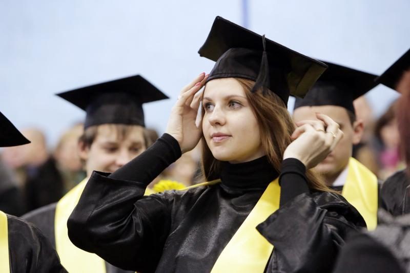 Šventė KU: socialinių mokslų studentams įteikti diplomai