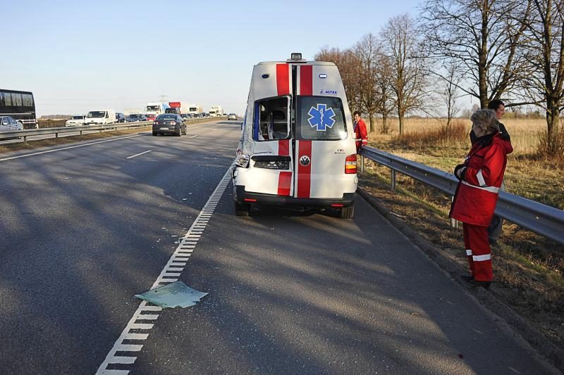 Prie Rumšiškių deganti žolė sukėlė dvi avarijas