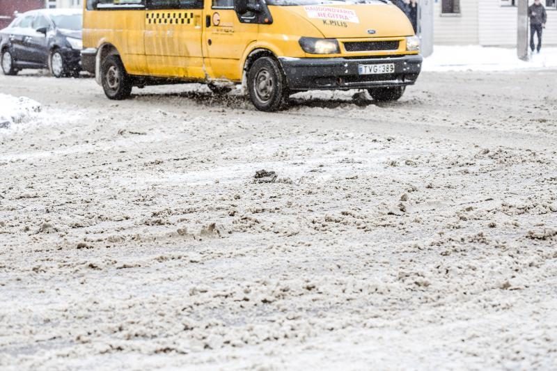 Sniego gniaužtuose atsidūrusiame Kaune – daugiau avarijų 