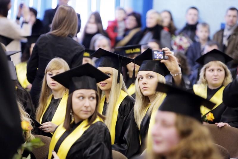 Šventė KU: socialinių mokslų studentams įteikti diplomai