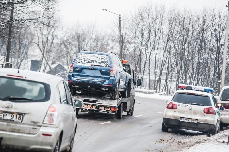 Sniego gniaužtuose atsidūrusiame Kaune – daugiau avarijų 