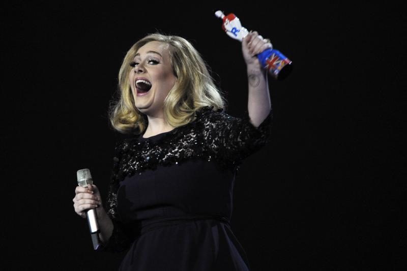 Adele vėl triumfuoja, šįkart – „Brit Awards“ ceremonijoje