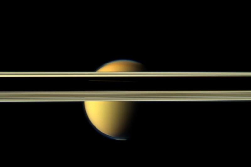 NASA užfiksavo tikrąsias Saturno ir jo palydovo spalvas