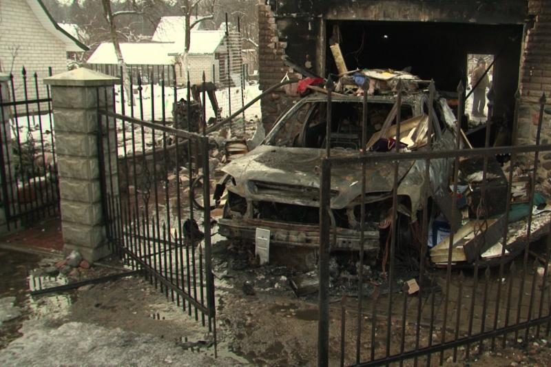 Užsidegęs automobilis Šernuose supleškino namą (atnaujinta 16.45 val.)