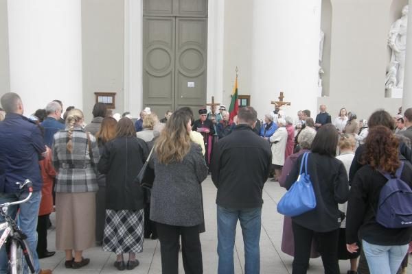 Prieš gėjų eitynes - tikinčiųjų malda prie Katedros