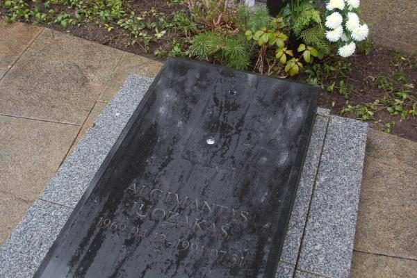 Antakalnio kapinėse vandalai išniekino Laisvės gynėjų kapus