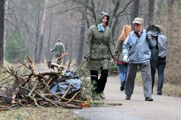 Bjaurus oras rinkti šiukšlių poilsio parke netrukdė