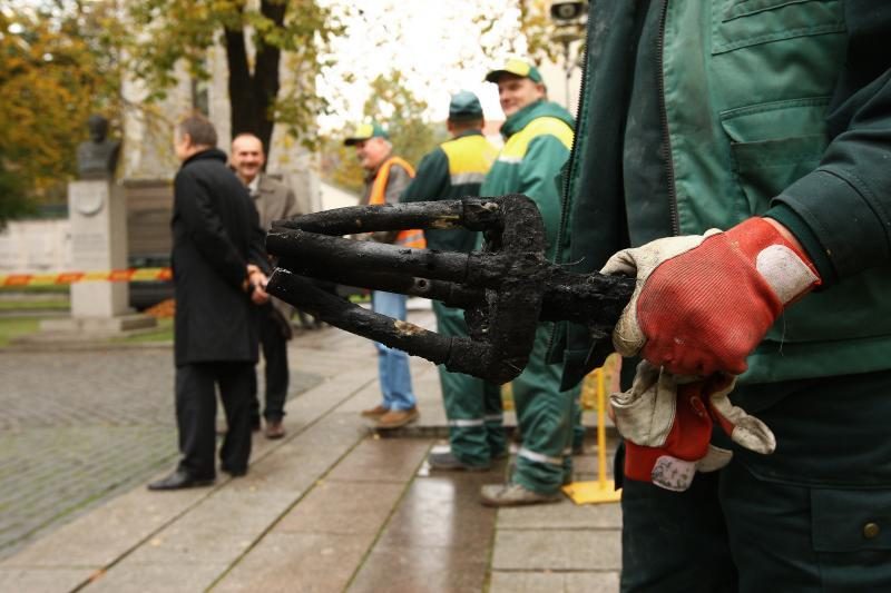 Amžinoji ugnis Karo muziejaus sodelyje persikėlė į naują aukurą