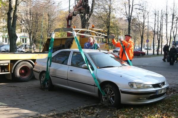 Ant šaligatvio paliktoms mašinoms gresia nukėlimas