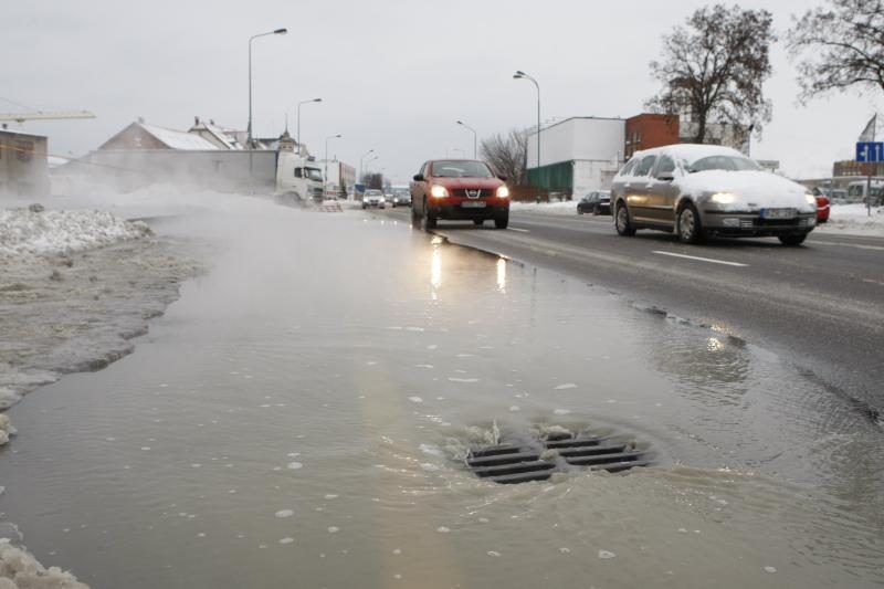 Sprogus vamzdžiui į aplinką veržiasi nuotekos (papildyta)