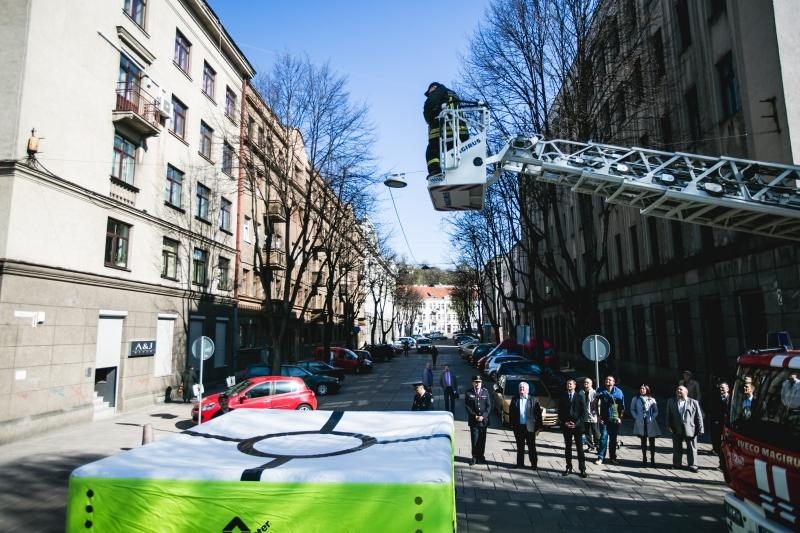 Šilainių tragedijos pamokos: ugniagesiai išbandė naują oro pagalvę