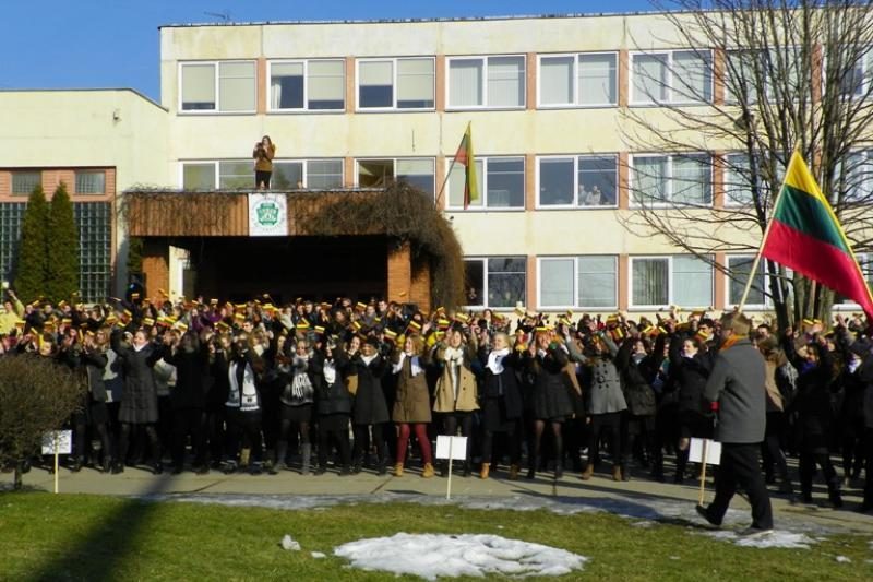 900 Kauno gimnazistų įsiamžino Kovo 11-osios „flashmob“ akcijoje