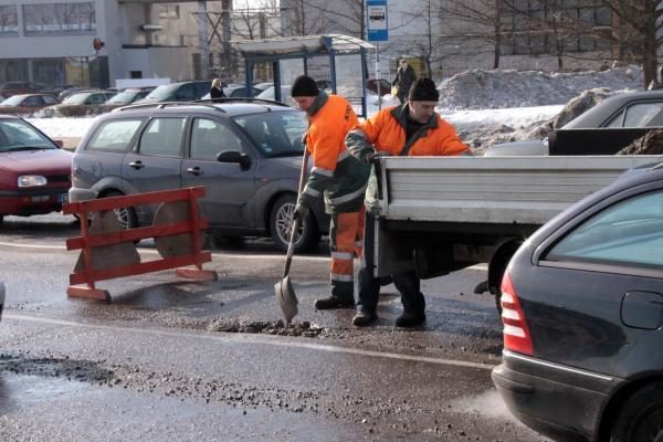 Tragiškoms ir duobėtoms Kauno gatvėms lopyti - skatikai