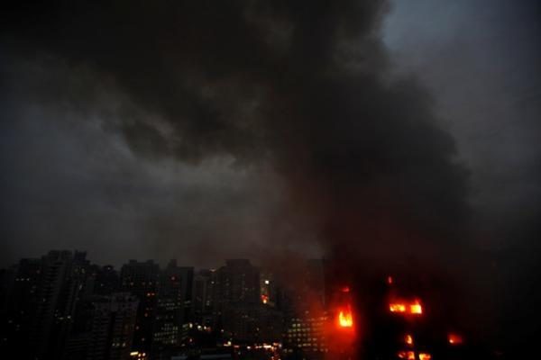 Šanchajuje dėl 53 gyvybes nusinešusio gaisro daugiaaukščiame name suimti keturi asmenys