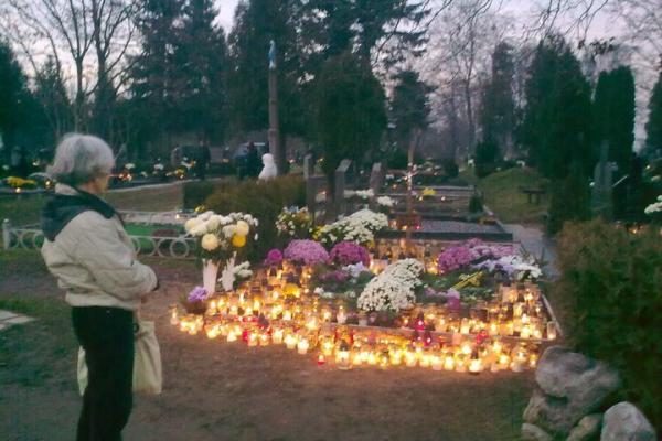 Ant D.Kedžio kapo negęsta žvakutės