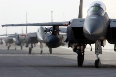 Afganistane sudužus JAV naikintuvui, žuvo abu pilotai 